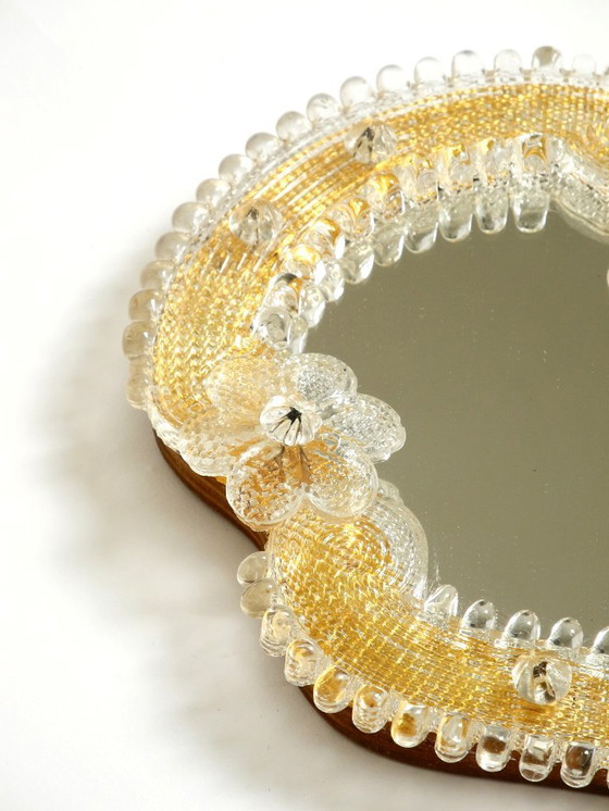 Image 1 of Magnifique miroir à main ou mural vénitien Mid Century Modern avec rosaces en verre de Murano. Fabriqué en Italie