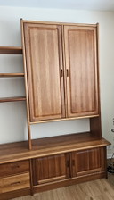 Mobile a parete Dyrlund in stile Mid-Century Modern per soggiorno.