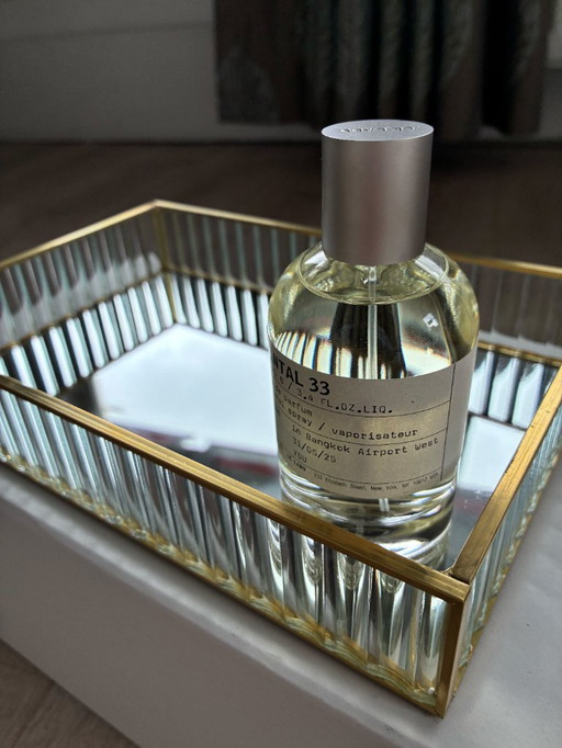 Middelgrote spiegel tray met gouden rand en glazen zijkanten / mirror tray with glass sides