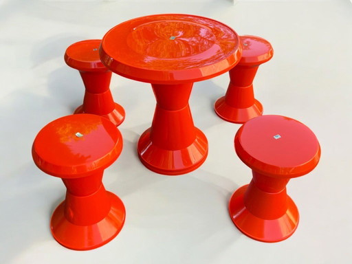 Mobilier d'extérieur d'Analit Osijek, une table Tulip et 4 tabourets Tulip