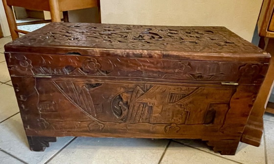 Image 1 of Grande baule antico asiatico in legno intagliato