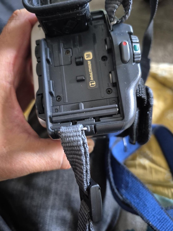 Sony Handycam – Cadeaux, Metal, Plastic (photo 6 of 14)