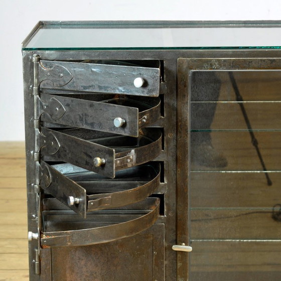 Image 1 of Armario industrial, circa 1930