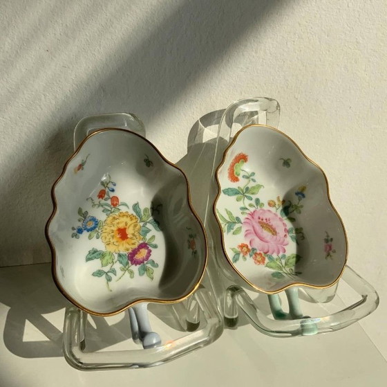 Image 1 of Coppia di antichi piatti giapponesi in porcellana Kutani a forma di foglia – Era Meiji/Taisho – Dipinti a mano e dorati