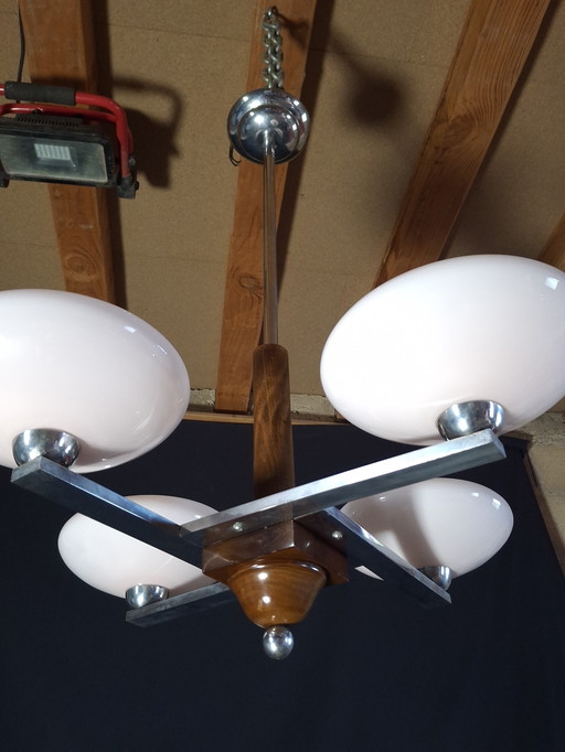 Impresionante lámpara de araña Art Déco de la década de 1950: cromo y cristal opalino rosa pálido.