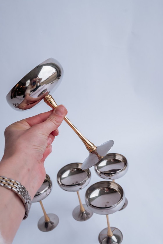 Image 1 of Set di 5 coppe da champagne italiane in acciaio inox con steli placcati in oro.