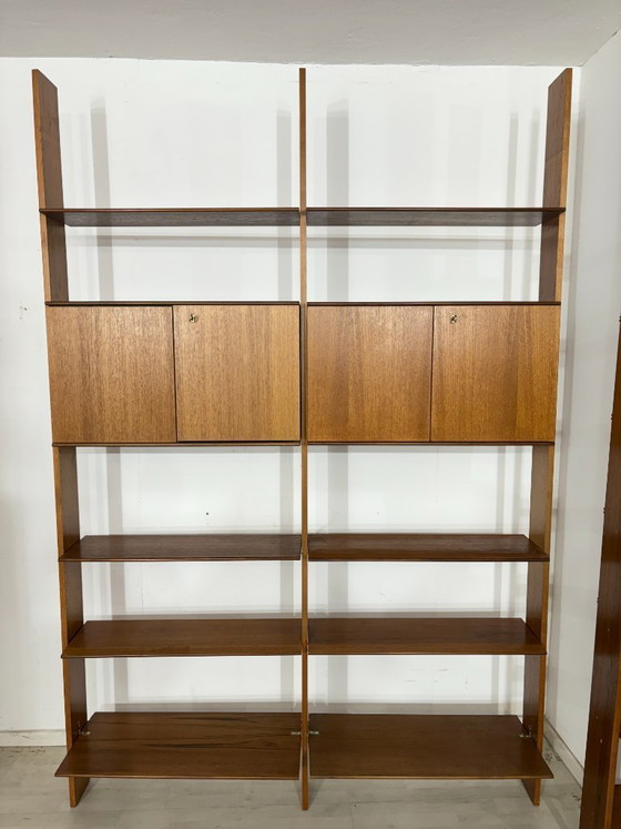 Image 1 of Estantería modular de pared de mediados de siglo de Interna-Peter Pedrides / Sistema de estanterías de teca de la década de 1960