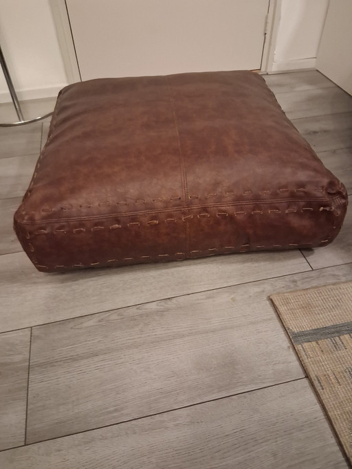 Magnifique pouf vintage fait main en cuir marron/bordeaux.