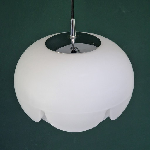 Lampe pendante vintage Artichoke par Peill et Putzler, Allemagne, 1960. Verre à lait / verre opalin. Blanc. Diamètre 32 cm.
