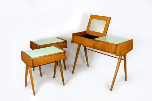 Tables de chevet restaurées de style Mid-Century avec coiffeuse, Tchécoslovaquie, années 1960, ensemble de 3