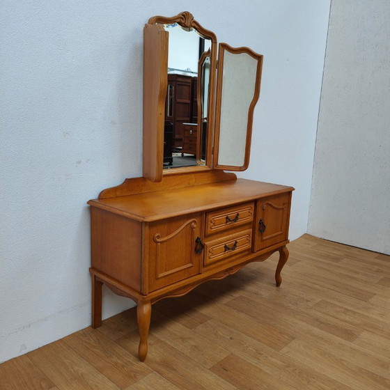Image 1 of Tavolo da trucco vintage in stile Queen Anne, con specchio a trittico.