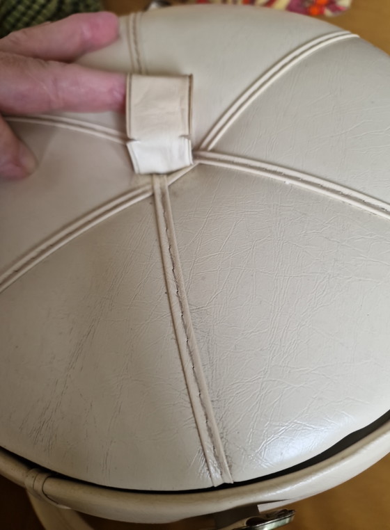 Pouf da cucito, vintage, in similpelle – Oggetti decorativi, Mdf, Plastic (photo 4 of 9)