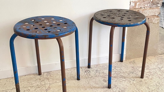 Image 1 of Paar industriële stalen PATINE TABOURETS Blauw & Chocolade VINTAGE