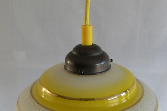 Image 1 of Schitterend Geel Gedecoreerd Glazen Hanglampje Met Authentieke Bakelieten Fitting