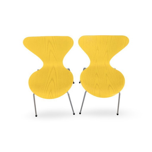 Juego de 2 sillas Fritz Hansen Serie 7, diseño de mediados de siglo, color amarillo, de Arne Jacobsen.