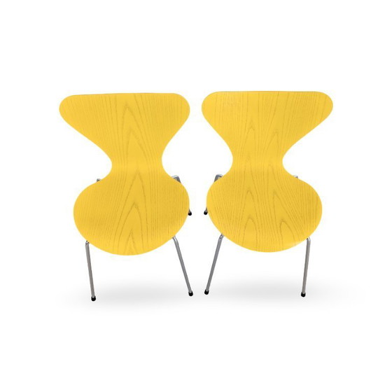 Image 1 of Juego de 2 sillas Fritz Hansen Serie 7, diseño de mediados de siglo, color amarillo, de Arne Jacobsen.