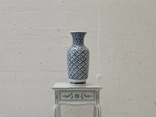Blue and white porcelain vase with floral lattice decoration, 1970s