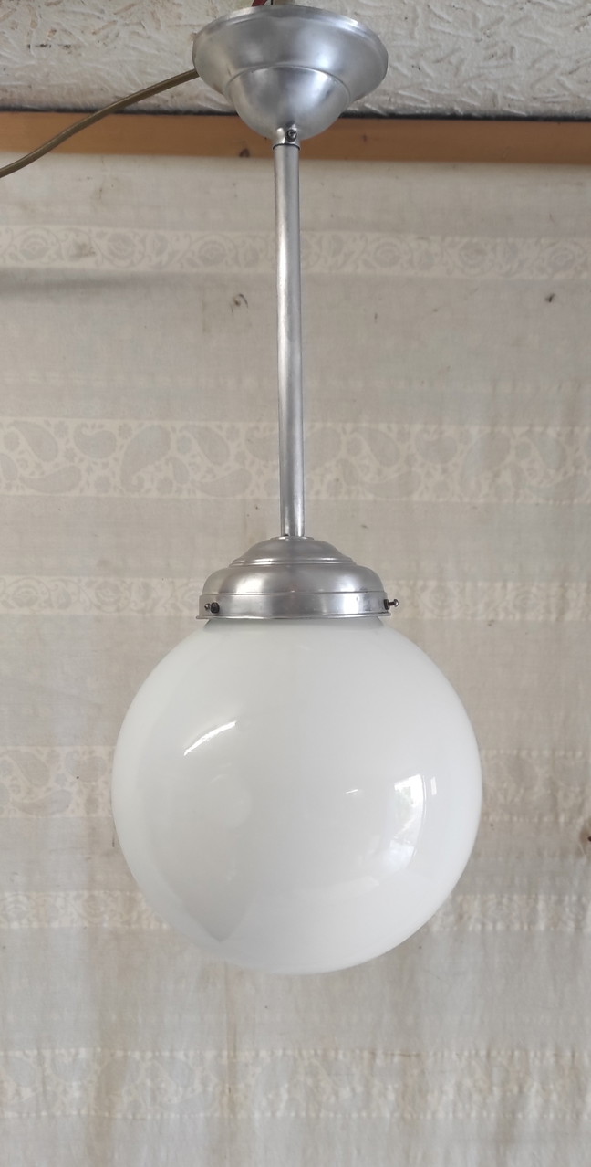 Lampada a sospensione a globo in vetro opalino stile Bauhaus, taglia XL - metà del XX secolo