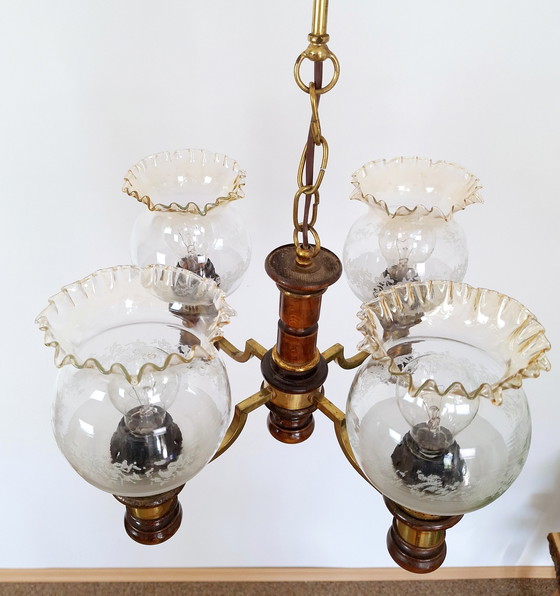 Image 1 of Lustre Vintage en bois et laiton avec quatre bras, abat-jour décoratifs en verre, élégante suspension pour le salon