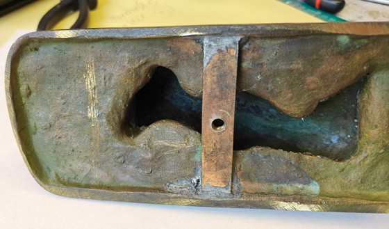 Perro tumbado. Escultura en latón fundido. – Brass, Wood (photo 10 of 10)