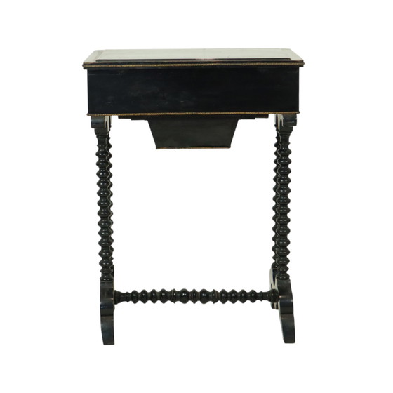 Image 1 of Table d'appoint antique laquée noire