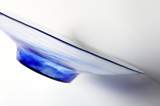 Image 1 of Vintage Bormioli Rocco kunstglazen schaal: kobaltblauwe werveling als middelpunt.