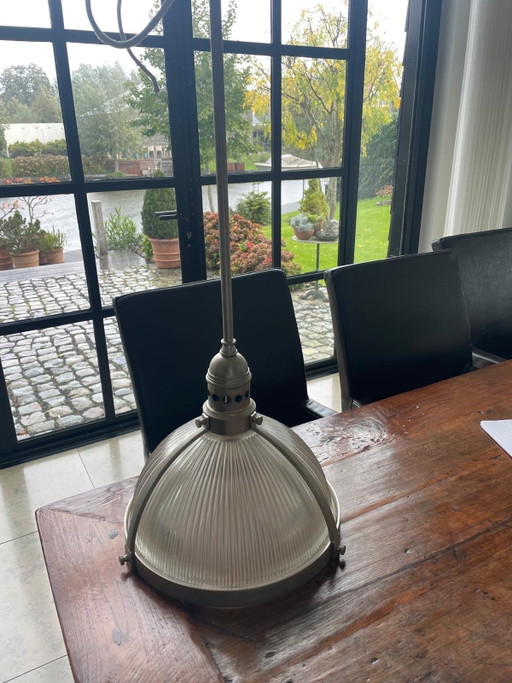 2 mooie industriele hanglampen met een robuste uitstraling.