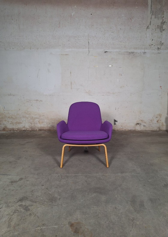 Image 1 of Fauteuil bas Normann Copenhagen – Tissu Main Line, violet, pieds en chêne