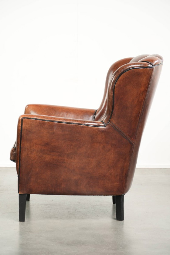 Fauteuil confortable en peau de mouton au design unique, orné d'un passepoil noir. – Leather (photo 5 of 15)