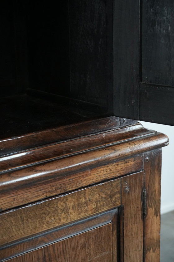 Image 1 of Großer, imposanter antiker englischer Eichenbuffetschrank aus dem 18. Jahrhundert mit funktionierenden Schlössern.