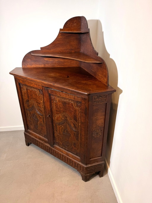 Armario esquinero antiguo de roble tallado con tapa con estantes. – vitrinekasten (photo 2 of 6)