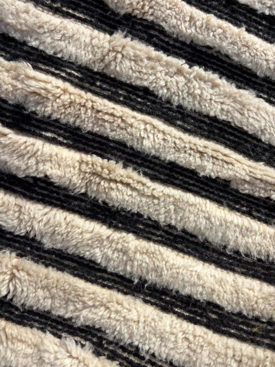 Image 1 of Tapis berbère marocain en laine noire et blanche 115 x 165 cm