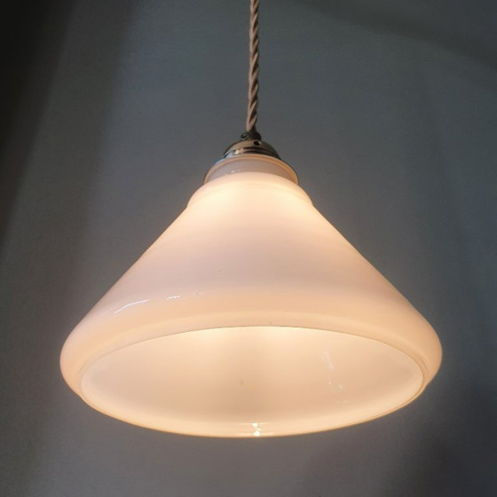 Image 1 of Lampada a sospensione vintage in vetro opalino bianco a forma di imbuto decorativo