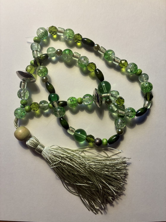Image 1 of Nieuwe groene ketting met vintage kralen en kwastje als hanger