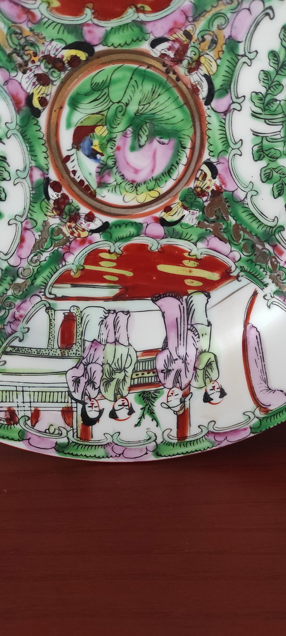 Image 1 of Assiette murale vintage chinoise en porcelaine « médaillon de rose » – Milieu du XXe siècle