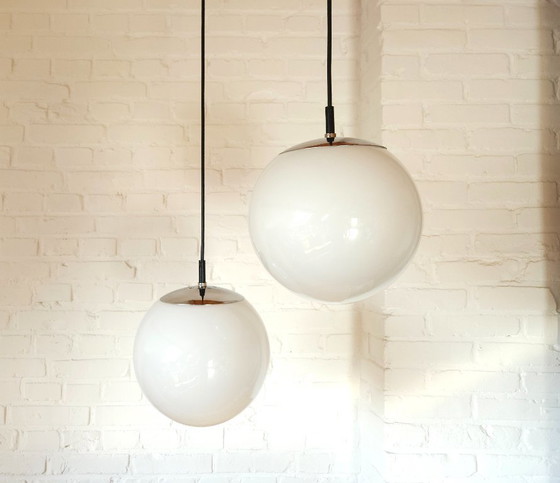 Image 1 of 1 des 2 suspensions en verre RAAK, modèle Morning Mist de style Mid-Century Modern avec douille chromée ; 2 ENCORE DISPONIBLES