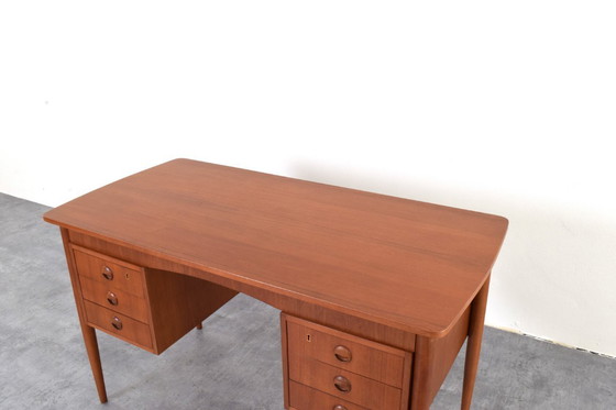 Image 1 of Deens teakhouten bureau uit het midden van de 20e eeuw, jaren 60.