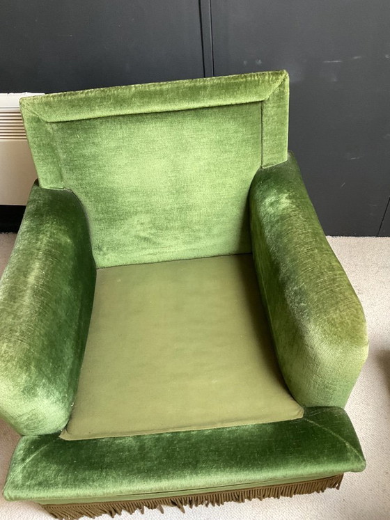 Image 1 of Un canapé deux places vintage et un fauteuil une place des années 1960, en velours vert