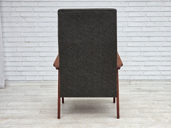 Image 1 of Sillón danés de respaldo alto de la década de 1970, tapizado en tela y madera de teca.