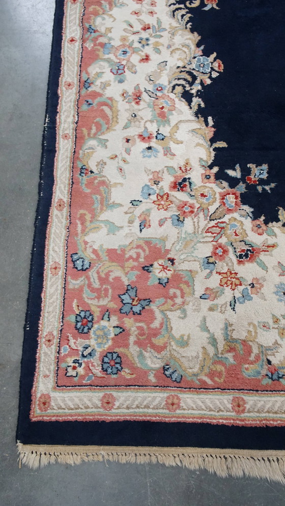 Image 1 of Groot Vintage Kirman Vloerkleed/Tapijt Met Donkerblauwe En Roze Kleuren 328x238cm