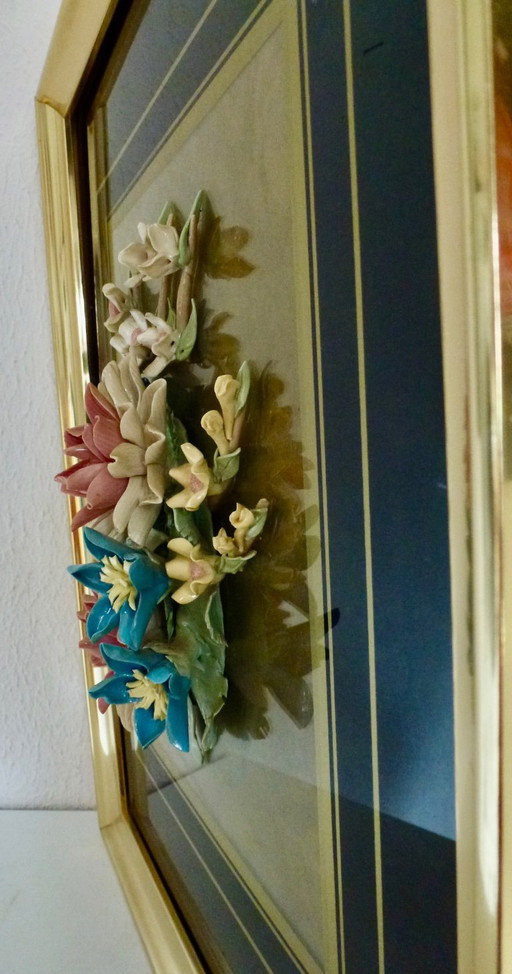 Peinture vintage en porcelaine avec des fleurs très finement appliquées...,