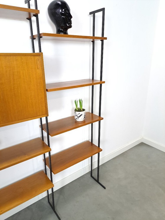 Image 1 of Parete componibile Omnia, Hilker, teak e acciaio nero con ripiani e mobiletto