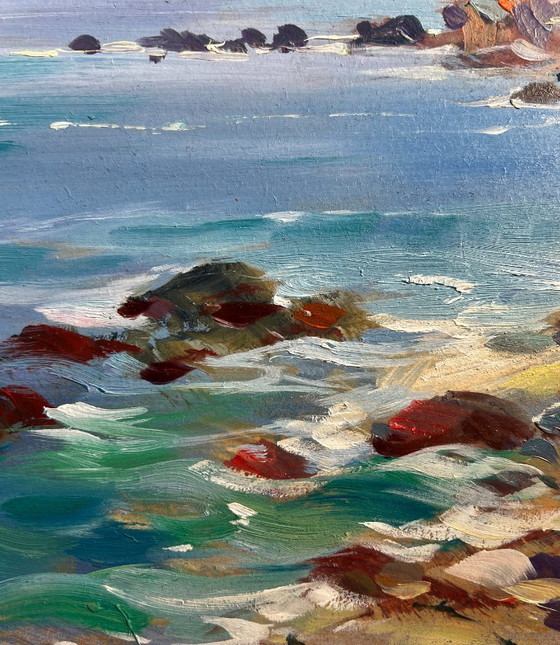 Image 1 of Pintura al óleo original: Paisaje costero rocoso, mar y ambiente acogedor de pueblo.