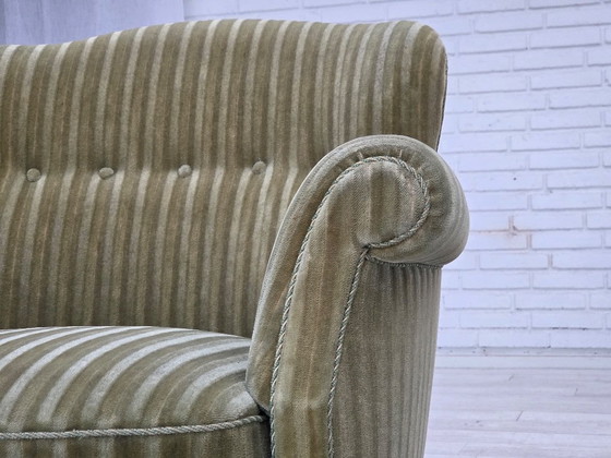 Image 1 of Dänischer Sessel aus den 1960er Jahren, originaler gestreifter Möbelveloursbezug, Beine aus Buchenholz.