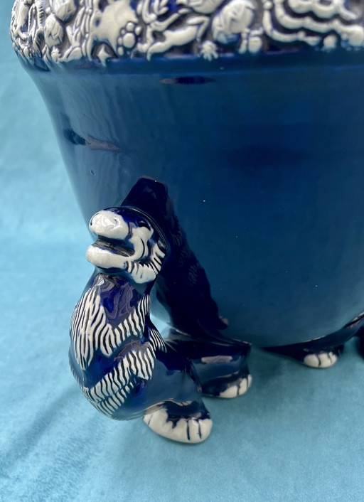 Large ceramic vessel with lid and lion feet - Artful relief, handmade
