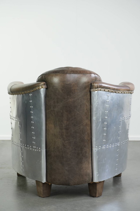 Robuster und charaktervoller Aviator Design Clubsessel aus Rindsleder mit einzigartiger Aluminiumoberfläche (photo 4 of 12)