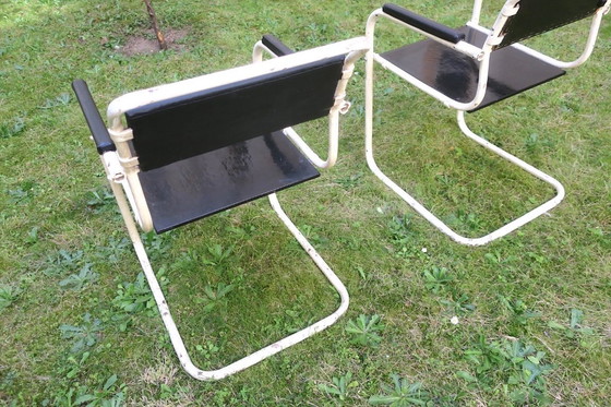 Image 1 of Een paar tuinstoelen van ijzer en hout uit het midden van de 20e eeuw, beschilderd.