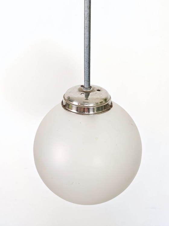 Image 1 of Hanglamp in Bauhaus-stijl uit het midden van de 20e eeuw / Vintage industriële schoollamp / Minimalistische bol van mat glas