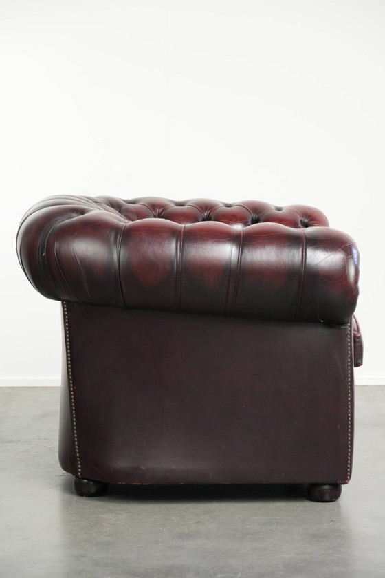 Schicker, gelebter englischer Chesterfield Club-Sessel in zeitlosem Rot – Leather, Klassiek (photo 3 of 13)