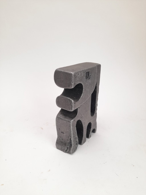 Brutalistische sculptuur van een gestileerde leeuw door Willy Ceyssens.